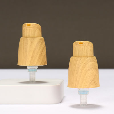 外部の春空気のない0.25ccのプラスチックローションポンプ 木の穀物を持つ手ローションポンプ
