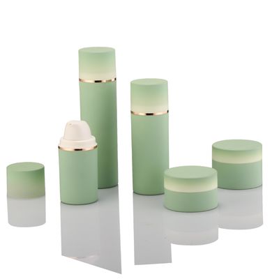 50ml から 150ml プラスチックの空気のないボトルとボトルセット PETGフェイスクリーム容器 顧客ロゴ